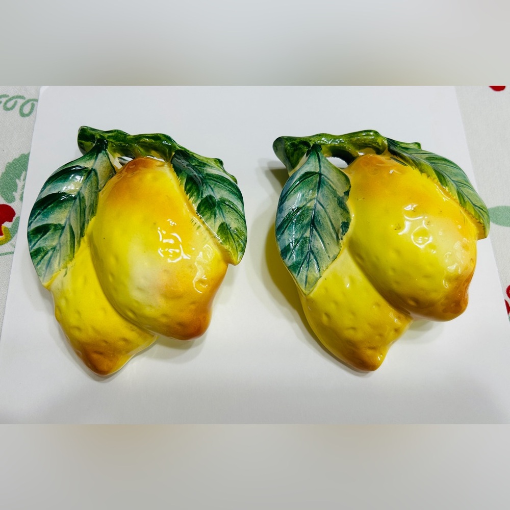 Lemons vintage chalkware, set of 2. Excellent condition & color! Hang on wall.